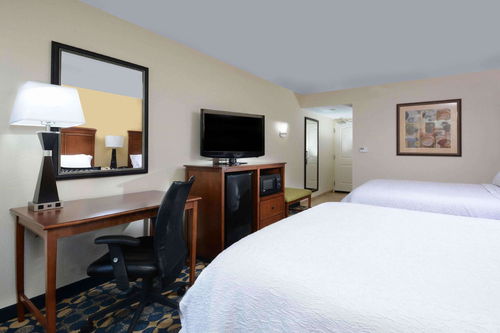 hampton inn fayetteville ar,Location and Accessibility